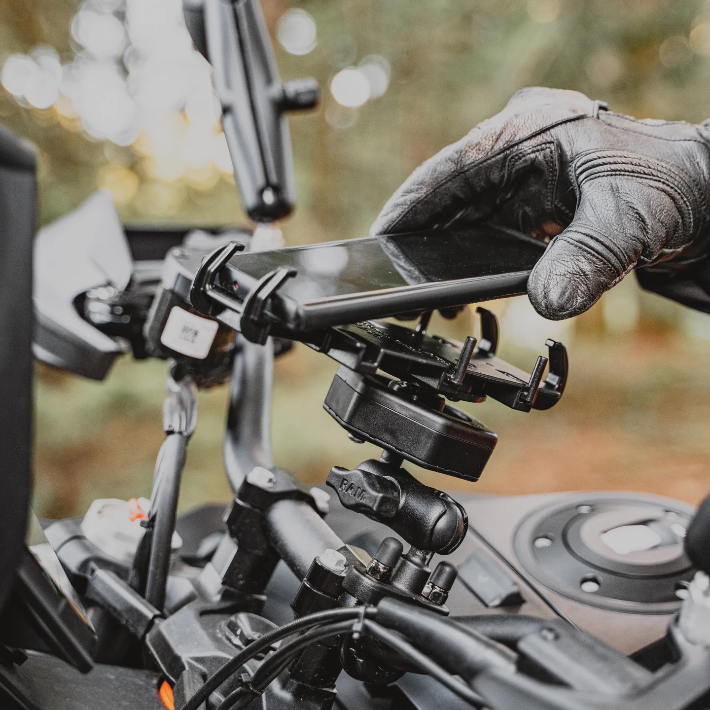 RAM-B-149Z-A-PD4-462 Quick-Grip XL für große Smartphones - Bügelschelle 0,5-1,25", Vibe-Safe, kurz 9